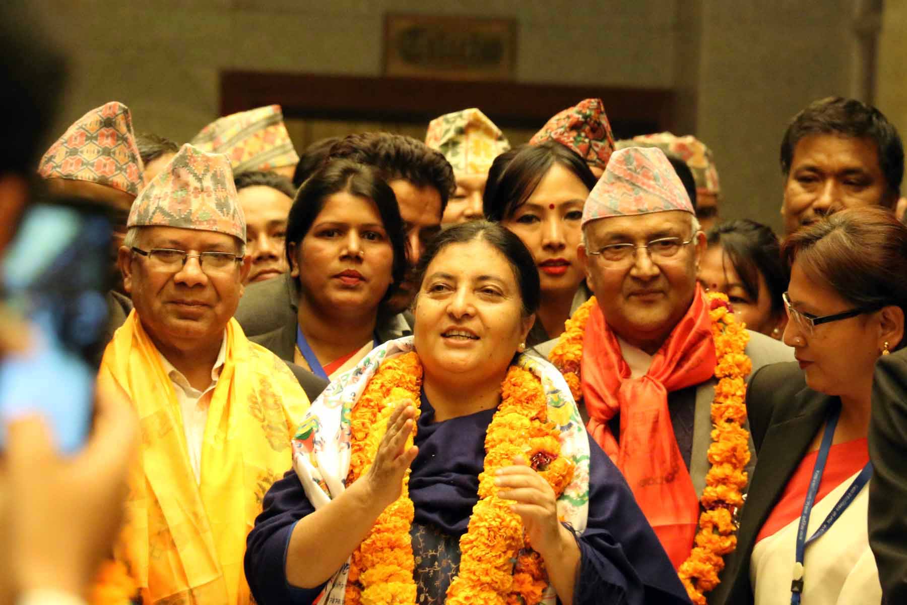 Dünya’da güzel şeyler de oluyor: Nepal’e komünist kadın başkan