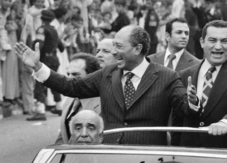 6 Ekim 1981 – Mısır Devlet Başkanı Enver Sedat askeri bir törende islamcı militanlarca düzenlenen bir suikast sonucu öldü.