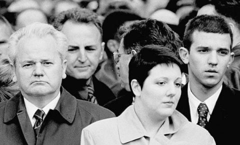 5 Ekim 2000 – Slobodan Miloşeviç karşıtları parlamento, tv binası ve karakolları ele geçirdiler. Miloşeviç Sırbistan Başkanlığı'ndan istifa etti.