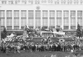 4 Ekim 1993 – Rusya’da Boris Yeltsin’e bağlı ordu birlikleri komünistlerin kapatma kararına karşı direndikleri parlamento binasını bastı.
