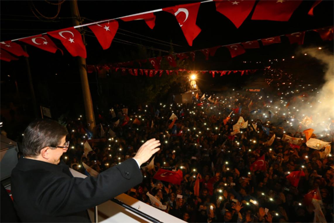 Davutoğlu'ndan anayasa çağrılı balkon konuşması