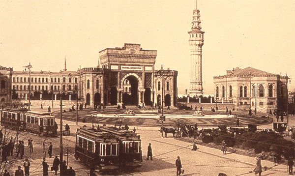 18 Kasım 1933- Darülfünun'un devamı olan İstanbul Üniversitesi Türkiye'nin ilk üniversitesi olarak öğrenime başladı.