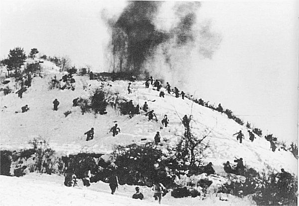 27 Kasım 1950 - Kore Savaşı'nda Türk Tugayı ile Çin Halk Kurtuluş Ordusu birlikleri arasında gerçekleşen Kunuri Savaşı başladı.