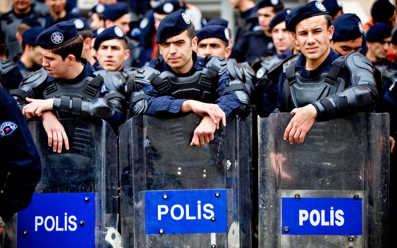 Polislerin görev tanımı: Erdoğan'ın posterini korumak