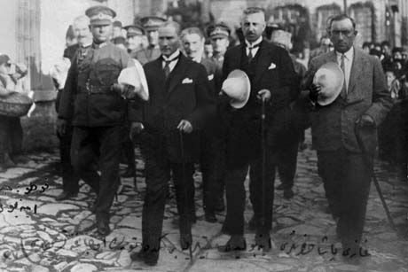 24 Kasım 1925 Erzurum'da şapka kanununa karşı gösteriler yapıldı.