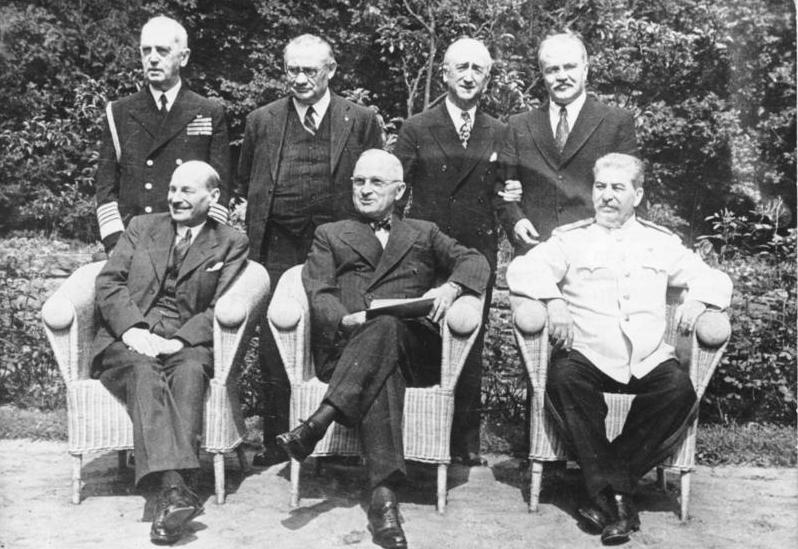 1 Aralık 1943 - Stalin, Roosevelt ve Churcill'in katıldığı Tahran Konferansı sona erdi.