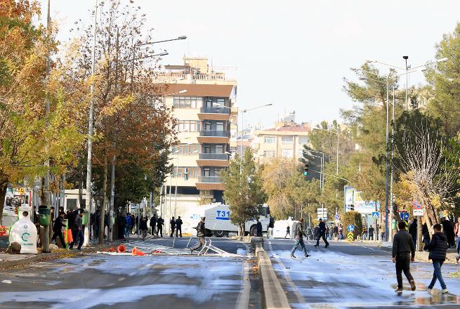 Diyarbakır'da olaylar, 3 ilçede sokağa çıkma yasağı