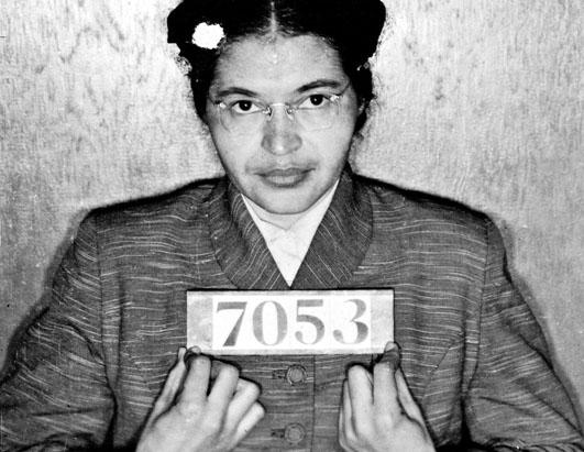 1 Aralık 1955 Montgomery, Alabama'da (ABD) Rosa Parks adındaki siyah kadın otobüste yerini beyaz adama vermediği için tutuklandı.