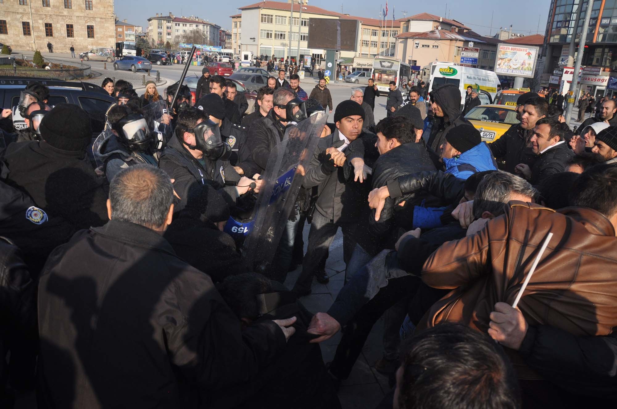 Sivas'ta demir çelik işçilerine yine polis saldırısı