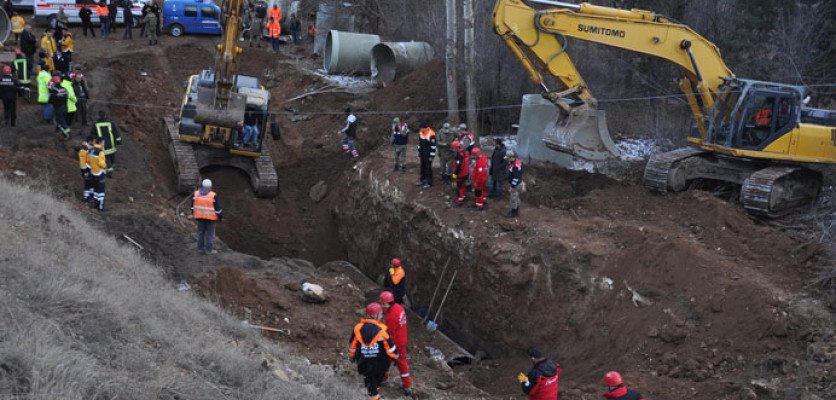 İnşaat sırasında toprak altında kalan 3 işçi hayatını kaybetti