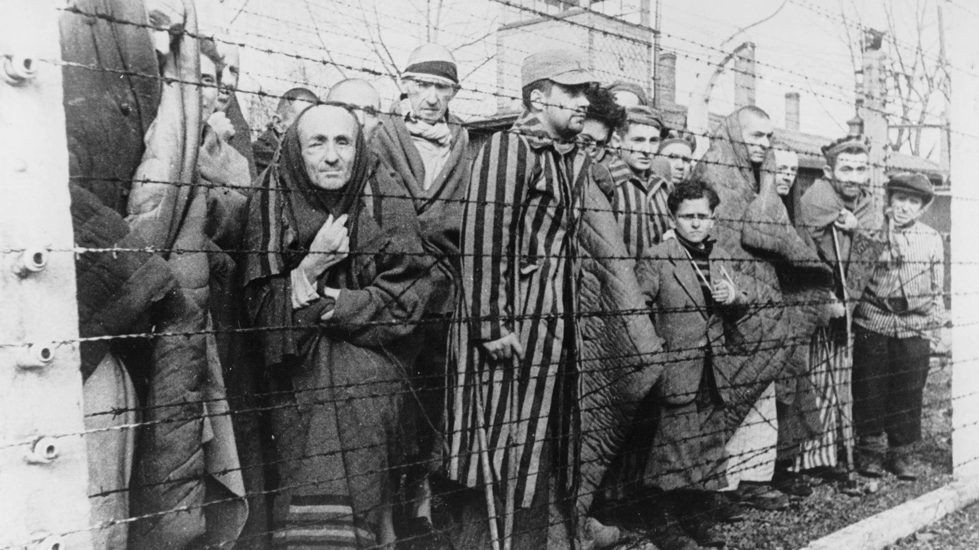 24 Mayıs 1943 - Auschwitz toplama kampında ölüm meleği adıyla anılan Nazi doktoru Josef Mengele göreve başladı
