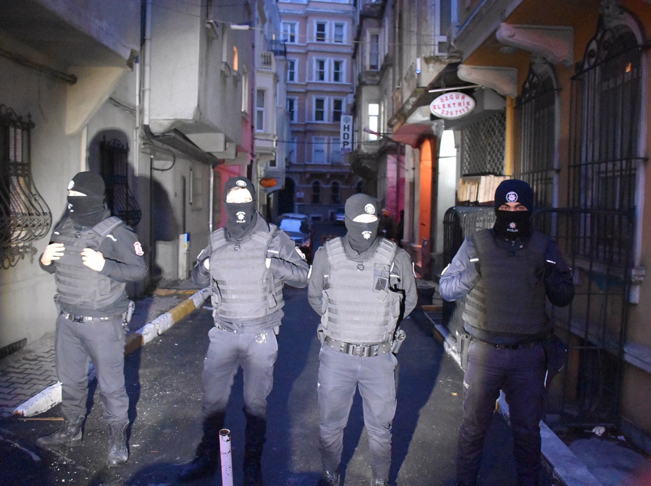 HDP'ye polis baskını: Beyoğlu İlçe Eş Başkanları gözaltına alındı