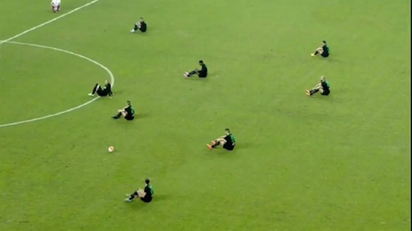 Futbolculardan mülteciler için oturma eylemi