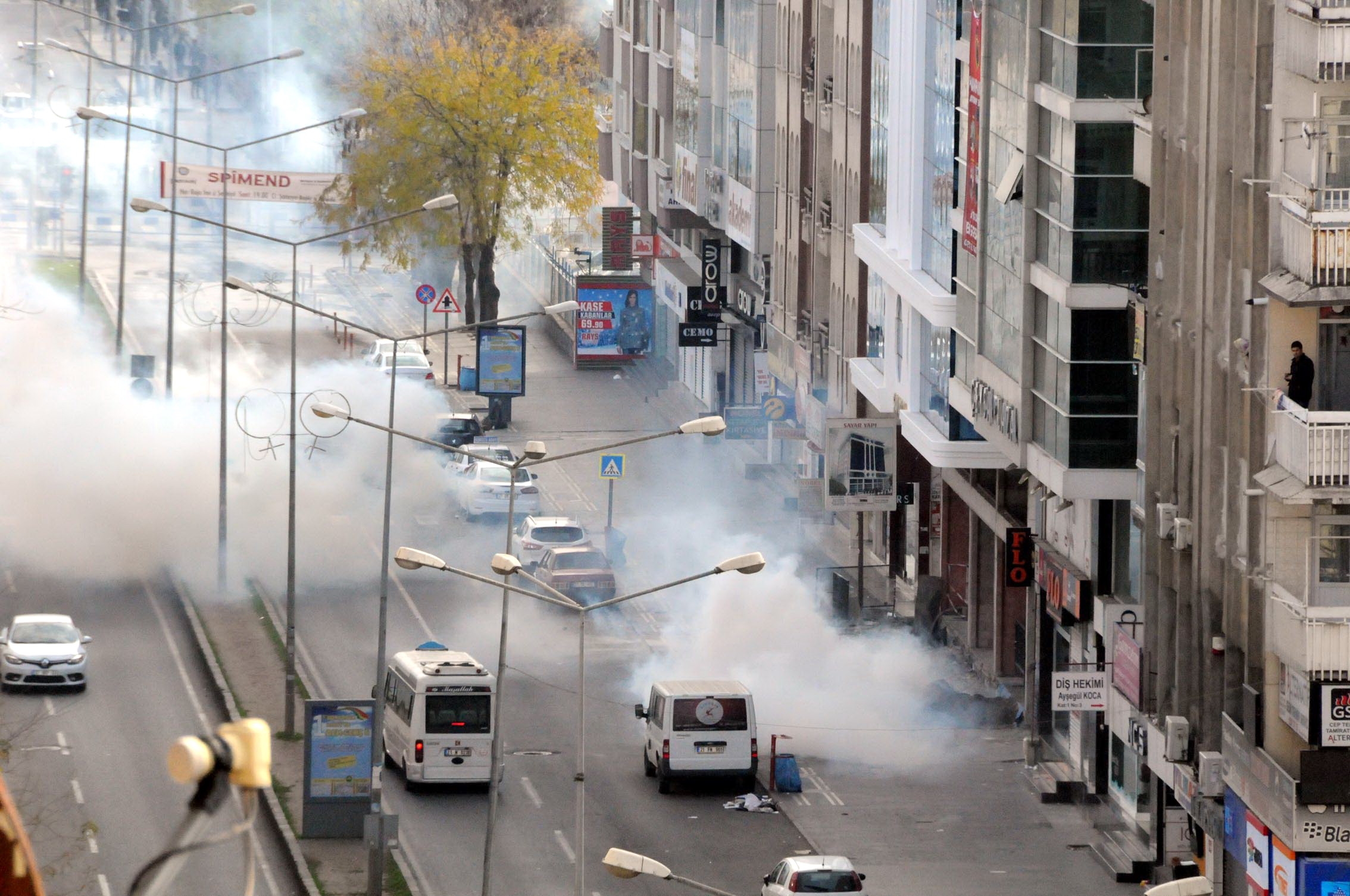 Diyarbakır'da Sur'a yürünmesine izin vermeyen polis kitleye saldırdı