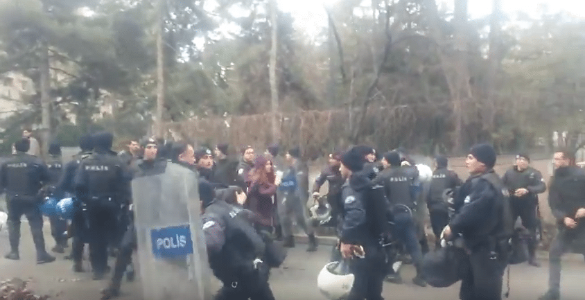 VİDEO| Kimlik göstermeye itiraz eden öğrencilere saldırı ve gözaltı