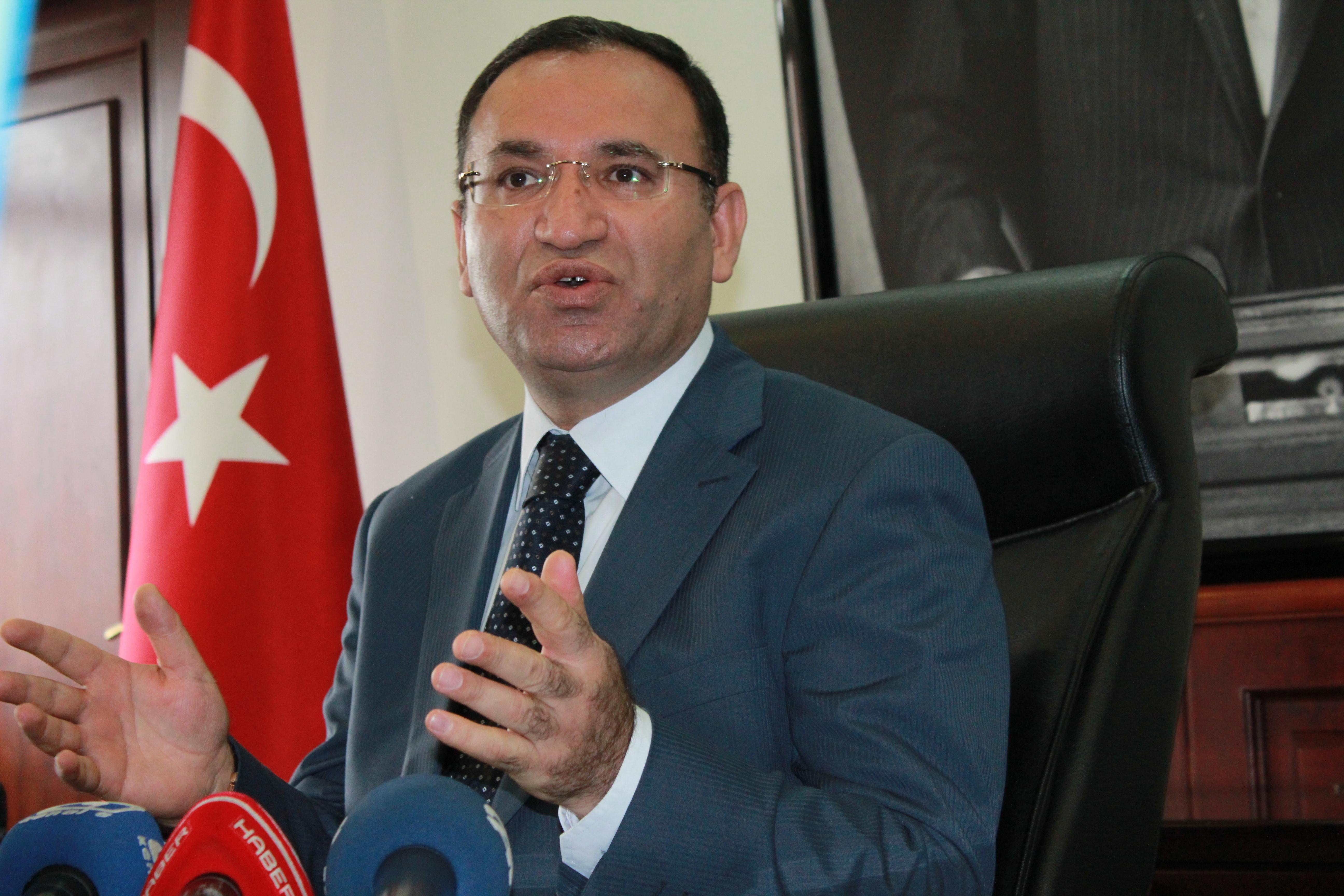 Adalet Bakanı Anayasa'yı yürürlükten kaldırma çağrısında bulundu