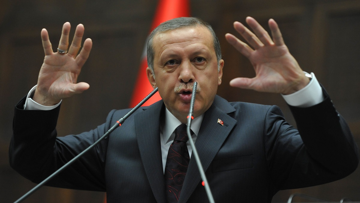 Yeni Akit yazarından itiraf gibi yazı: Erdoğan el etek çekse AKP bir ay dayanabilir mi?