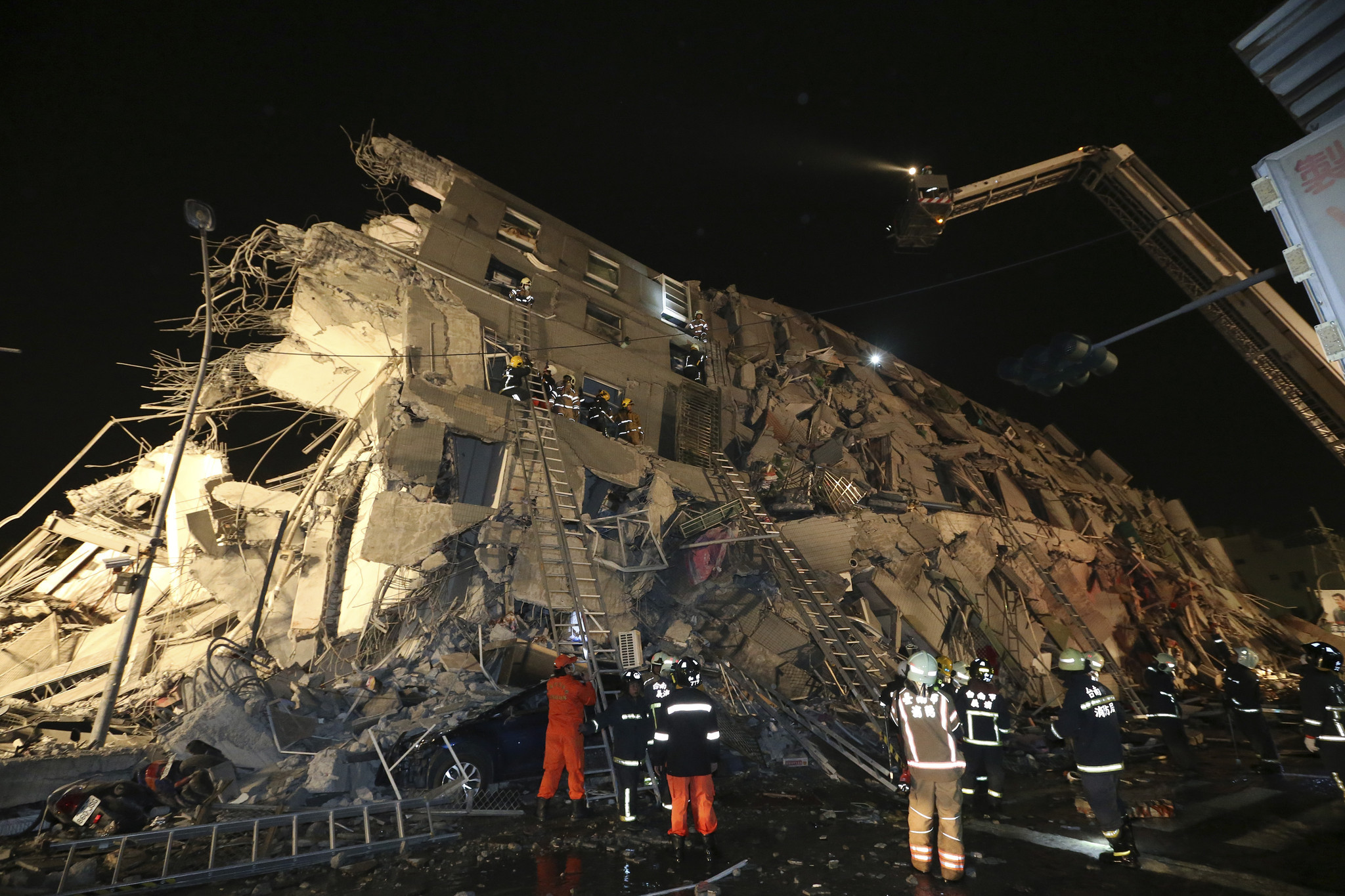 Tayvan'da 6,4 şiddetinde deprem: En az 8 kişi hayatını kaybetti
