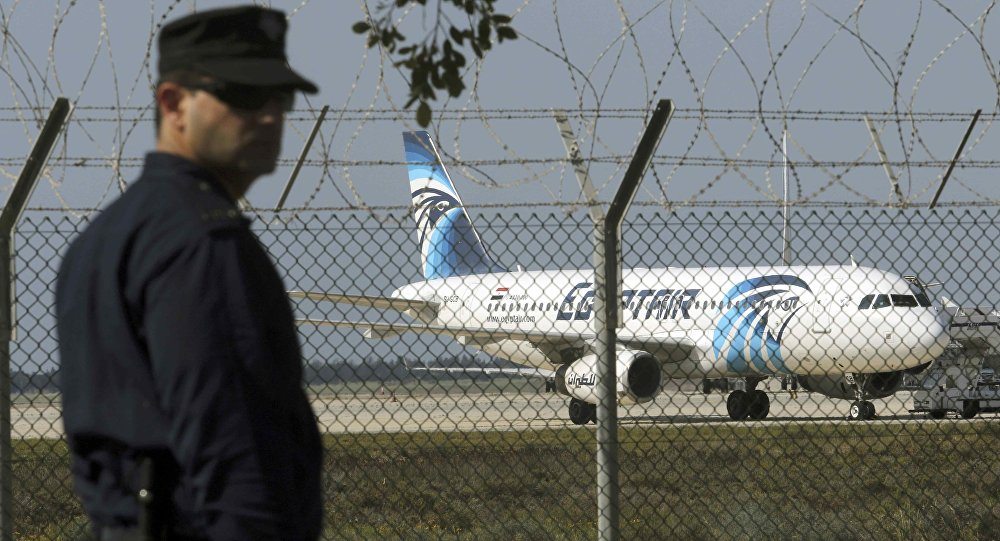 Mısır yolcu uçağında kriz bitti: Yolcular korsanla selfie çektirdi