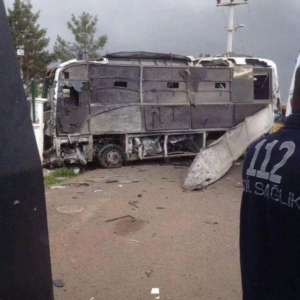 VİDEO | #Diyarbakır'da büyük patlama: 7 polis hayatını kaybetti, 9'u sivil 27 kişi yaralandı
