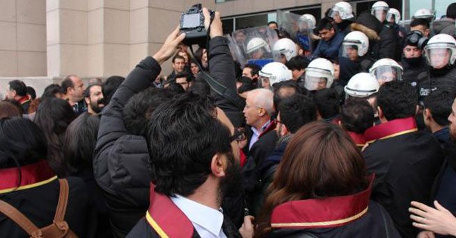 Polis avukatlara saldırdı