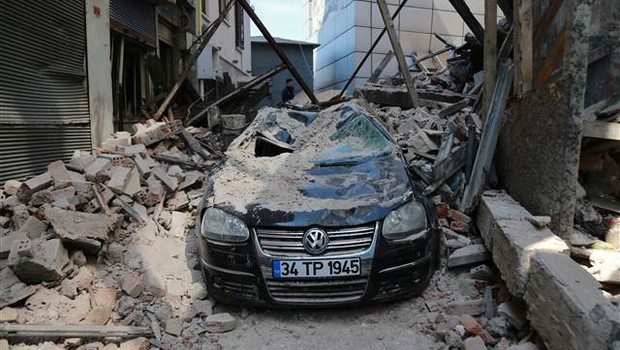 Beyoğlu'nda tarihi bina çöktü