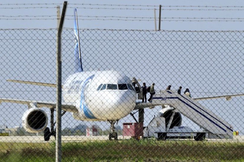 Kaçırılan Mısır uçağında hava korsanının kimliği şaşırttı