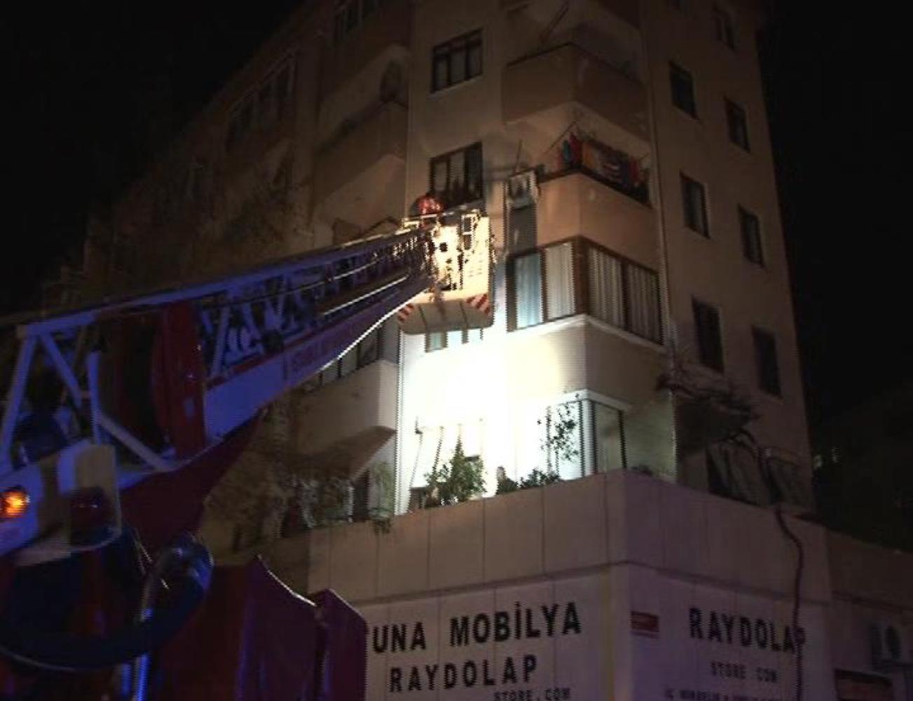 İstanbul'da 7 katlı binanın girişi çöktü