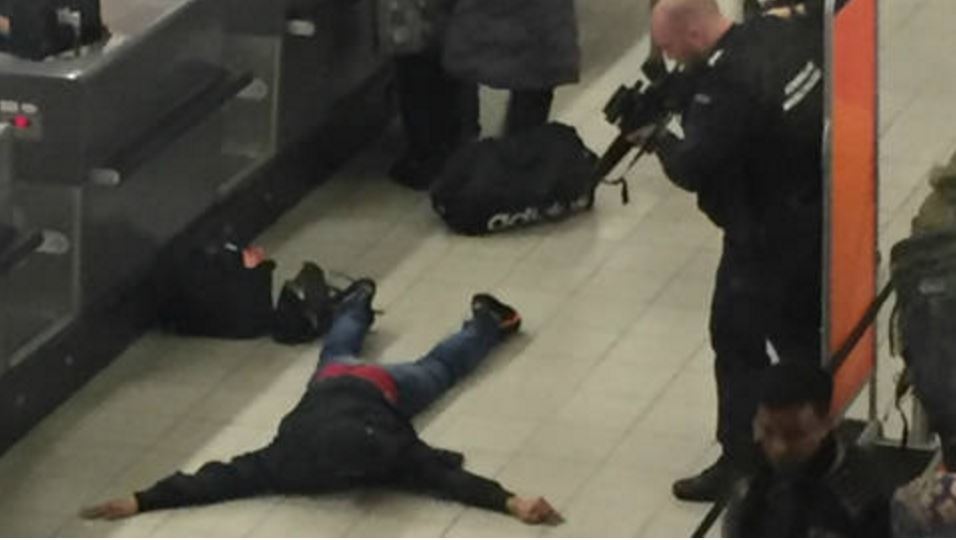 Amsterdam Havalimanı'nda bomba paniği