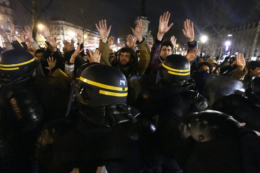 Paris'te polisle çatışma