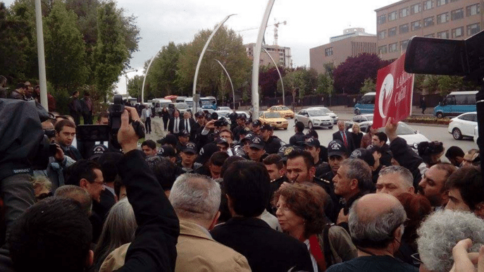 Laikliği savunanlara polisten hakaret: Atatürk'ün piçleri!