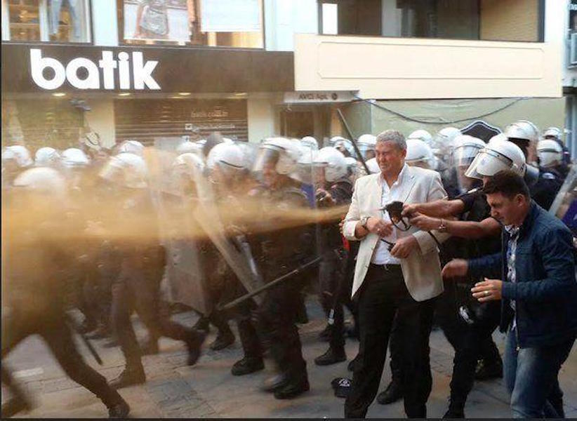 Anayasa'yı savunmak vatan hainliği sayılıyor: Polis İzmir'de de 