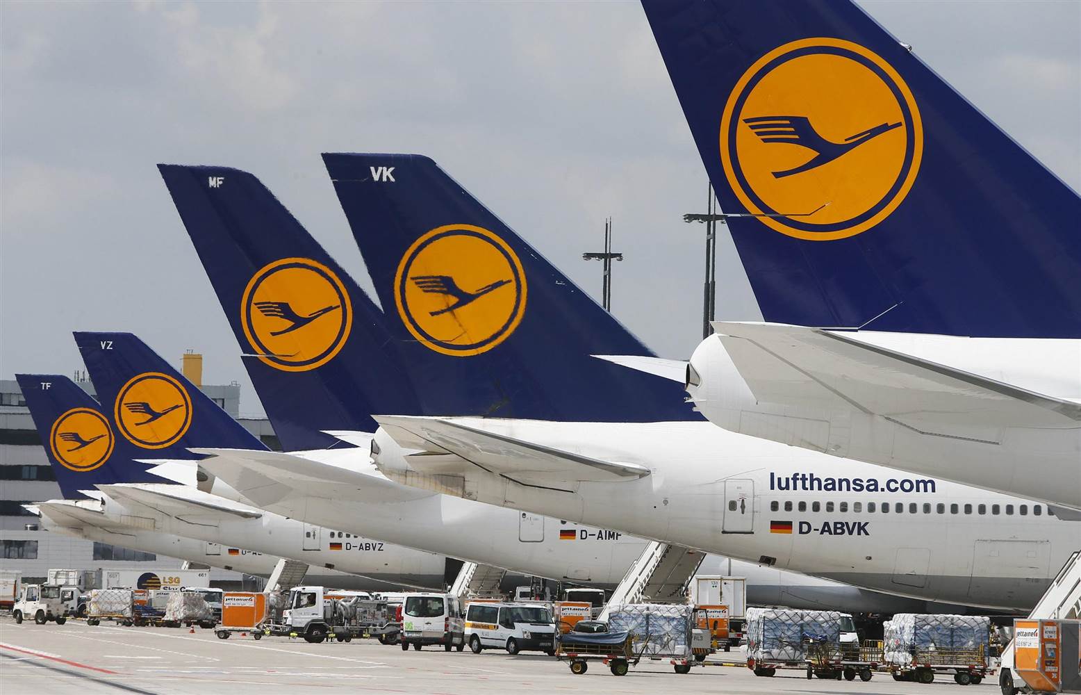 Almanya'da büyük grev: 900'e yakın uçuş iptal