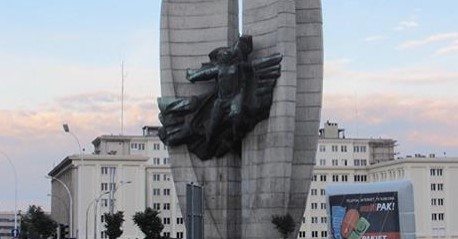 Faşistler Sovyet anıtını kaldırmaya çalışıyor