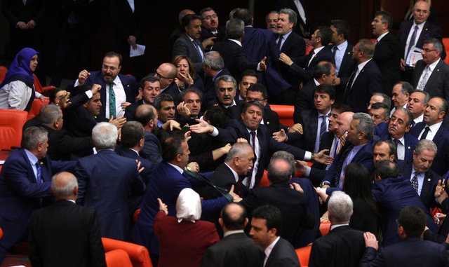 AKP'liler HDP'lilere saldırdı, meclis tatil edildi