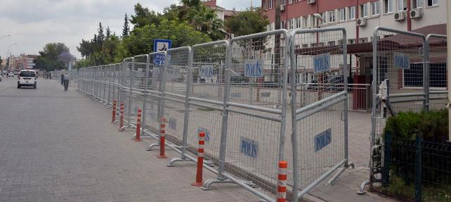 İstihbarat alarma geçirdi: Emniyetin etrafı bariyerlerle kuşatıldı