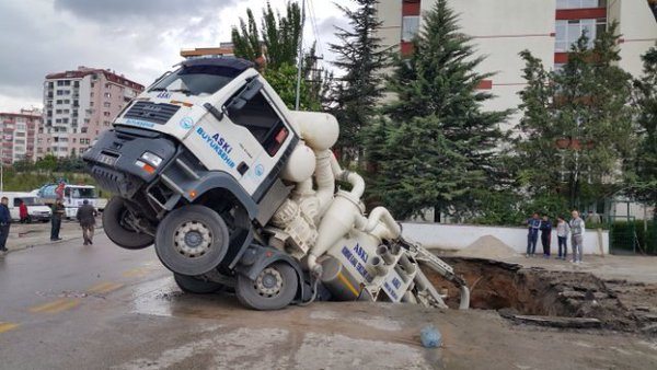 Ankara'da yol çöktü, ASKİ aracı içine düştü, Belediye suçu 