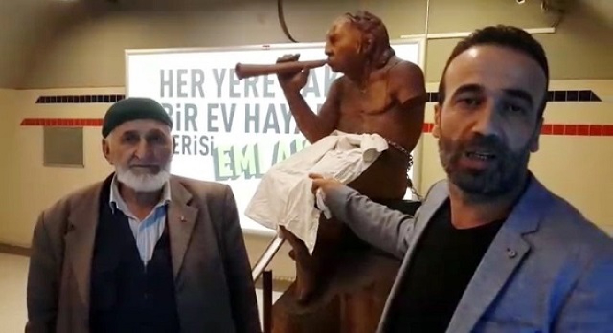 AKP'li Meclis üyesi müslümanlığa yakıştıramayıp heykele zincir vurdu