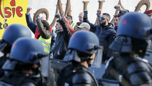 Fransa'da hayat duracak: Ulaşımda da grev başlıyor