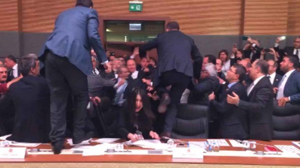 HDP'li milletvekilleri Anayasa Komisyonu'nu terk etti