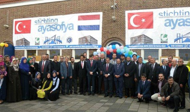 Hollanda camilere dış desteği kesmeye hazırlanıyor