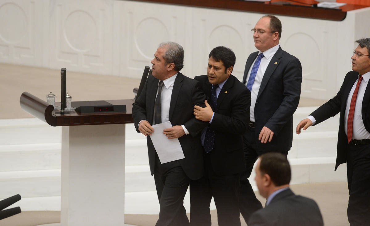 Şamil Tayyar yakışanı yaptı: Meclis'te 