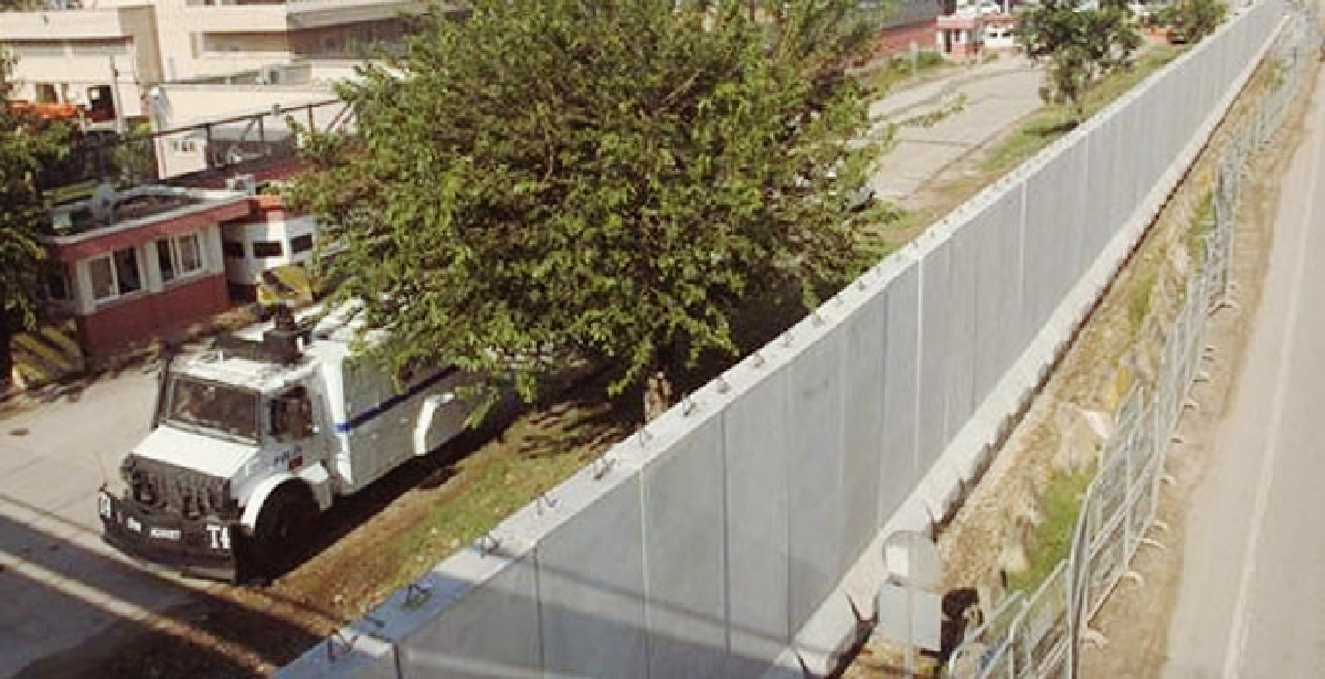 ABD’nin Adana Konsolosluğu önüne dev beton duvar