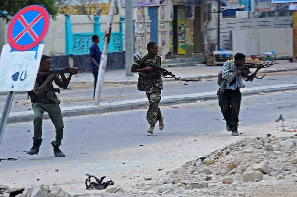 Mogadişu'da otele silahlı saldırı