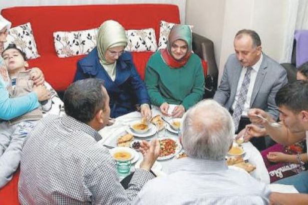 Emine Erdoğan'dan 'iftar şov': Masadaki sofrayı yere indirtti