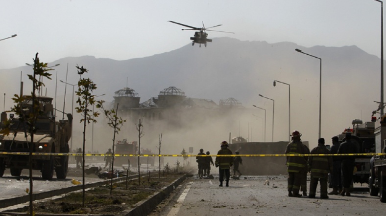 Afganistan'da emniyet konvoyuna saldırı: 40 polis hayatını kaybetti