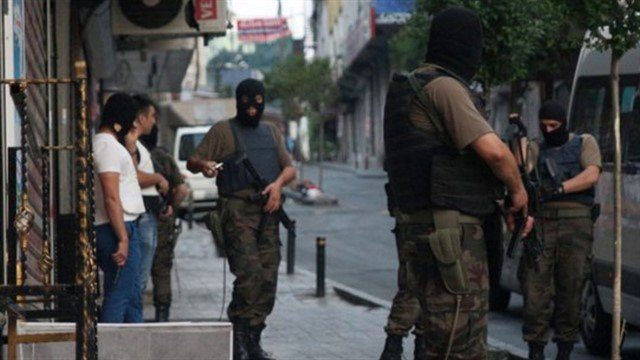 İstanbul'da 3 kişi canlı bomba yeleğiyle yakalandı