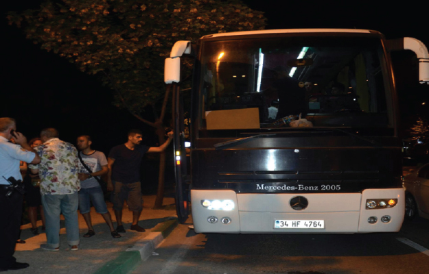 Turist otobüsüne biber gazı sıkıldı, yolcular camları kırdı