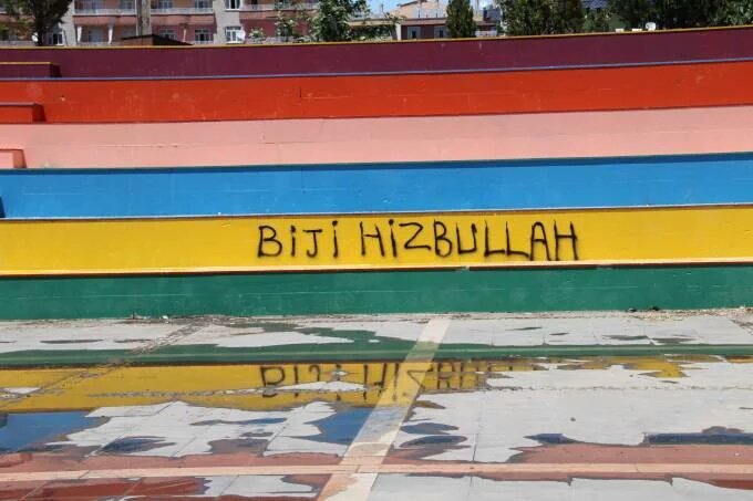 Yine 'gökkuşağı' düşmanlığı: Gericiler bu kez Diyarbakır'da saldırdı