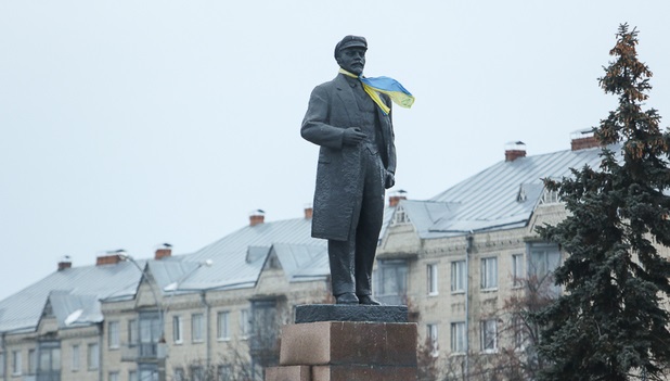 Ukrayna'da komünizm düşmanlığı: 1018 Lenin heykeli yıkıldı